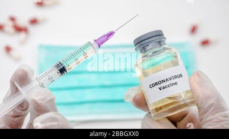 Scienziato con vaccino e iniezione di siringa per Covid-19. Viene utilizzato per la prevenzione, l'immunizzazione e il trattamento da infezione da virus corona. Corona del romanzo Foto Stock