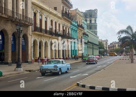 Le auto classiche e l'architettura fantastica fanno parte della vita quotidiana a l'Avana, Cuba Foto Stock