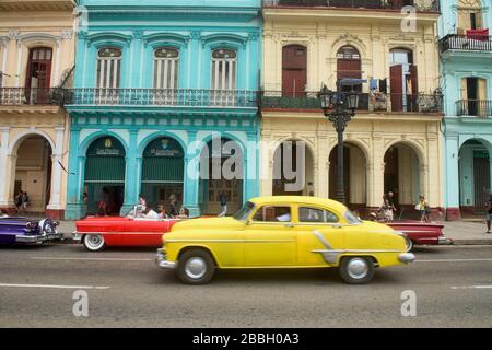 Le auto classiche e l'architettura fantastica fanno parte della vita quotidiana a l'Avana, Cuba Foto Stock