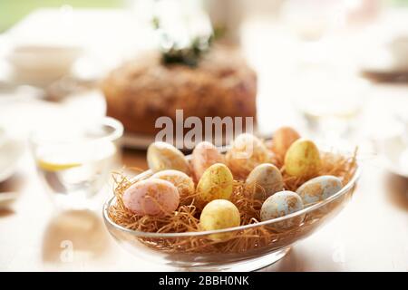 Torta di Pasqua e uova a tavola Foto Stock
