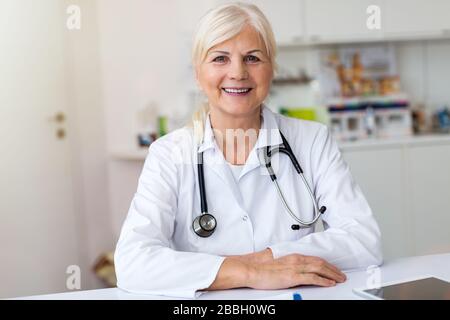 Medico senior femminile nel suo ufficio Foto Stock