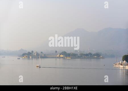 Udaipur, India. Jag Mandir (Jagmandir) Isola nella mattina presto, Lago Pichola, Città Vecchia, Udaipur, Rajasthan, India Foto Stock