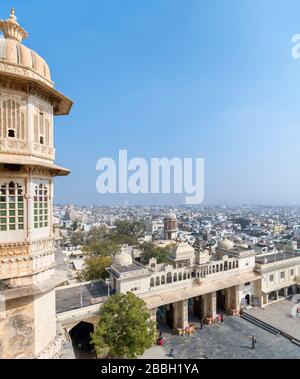 Vista sulla Città Vecchia dal Palazzo della Città, Udaipur, Rajasthan, India Foto Stock