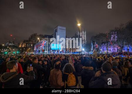 Vigilia Brexit 31st di gennaio 2020. I sostenitori della Brexit celebrano le ultime ore di essere nell’UE mentre il tempo scende al di sotto del Regno Unito lasciando l’Unione europea. Nella foto, sostenitori pro Brexit su Parliment Green, Parliment Square. Visione generale delle persone raccolte sventolare bandiere. By Gavin Crilly Photography, NO SALES, NO SYNDICATION contact for more information mob: 07810638169 web: www.pressphotographergloucestershire.co.uk email: gavincrilly@gmail.com il copyright fotografico (© 2015) è conservato esclusivamente dal creatore di opere in ogni momento e di vendita, syndication o Foto Stock