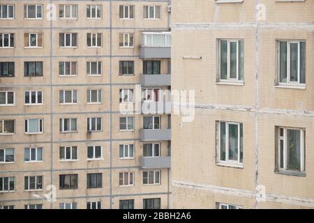 Vecchi e alti edifici residenziali come struttura. Primo piano. Foto Stock