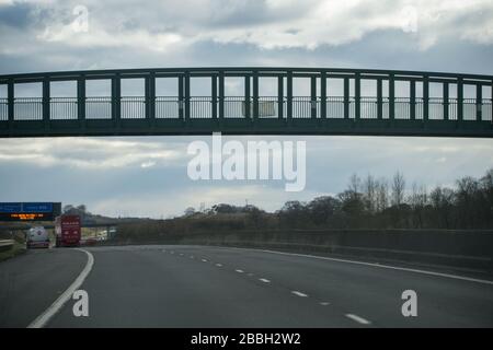 Cumbernauld, Scozia, Regno Unito. 31st Mar, 2020. Nella foto: I bambini hanno fatto un cartello fatto in casa utilizzando pennarelli colorati e un foglio di letto bianco che hanno fissato a un ponte pedonale sopra l'autostrada vicino Cumbernauld. I cartelli indicano: "UN GRANDE RINGRAZIAMENTO AI PRINCIPALI LAVORATORI CHE CI STANNO MANTENENDO AL SICURO E NUTRIRSI, STARE AL SICURO" credito: Colin Fisher/Alamy Live News Foto Stock