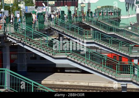 La piattaforma della stazione ferroviaria di Novossibirsk e le scale per l'accesso ai treni. Foto Stock