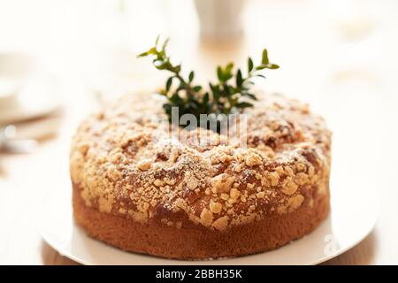 Torta di Pasqua e uova a tavola Foto Stock
