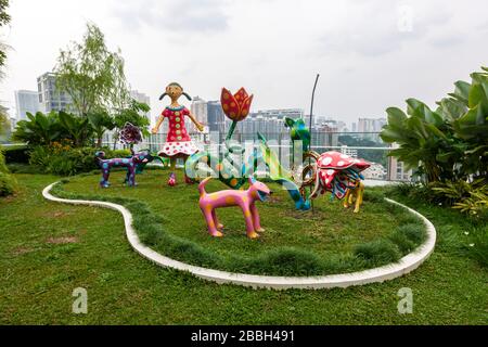 Andiamo a un paradiso di gloriosi tulipani è di Yayoi Kusama Orchard Central Roof Gardens n. 2, centro commerciale, Singapore Foto Stock