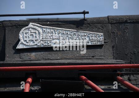 La targhetta costruttore su una locomotiva di classe L nella stazione ferroviaria di Taichet, Russia. Foto Stock