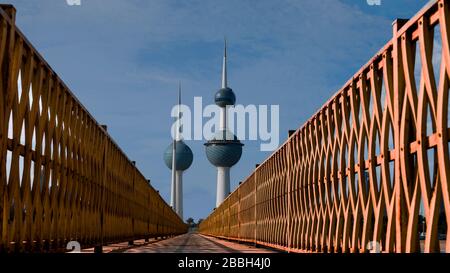 Kuwait, 10 febbraio 2020 - Kuwait Towers in una bella giornata limpida, senza persone, vista dal molo Foto Stock