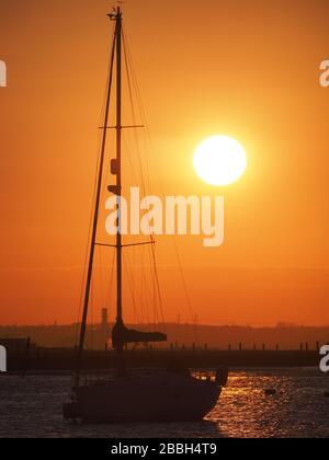 Queenborough, Kent, Regno Unito. 31st Mar, 2020. Meteo Regno Unito: Tramonto a Queenborough, Kent. Credito: James Bell/Alamy Live News Foto Stock