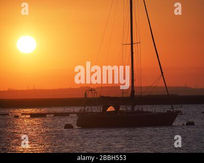 Queenborough, Kent, Regno Unito. 31st Mar, 2020. Meteo Regno Unito: Tramonto a Queenborough, Kent. Credito: James Bell/Alamy Live News Foto Stock