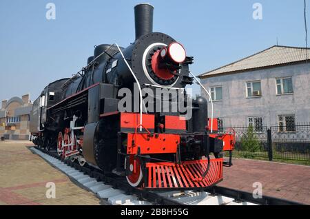 Una locomotiva a vapore di classe sovietica nella stazione ferroviaria di Vikhorevka, Russia, sulla linea Baikal-Amur-Magistral. Foto Stock