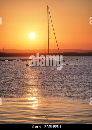 Queenborough, Kent, Regno Unito. 31st Mar, 2020. Meteo Regno Unito: Tramonto a Queenborough, Kent. Credito: James Bell/Alamy Live News Foto Stock