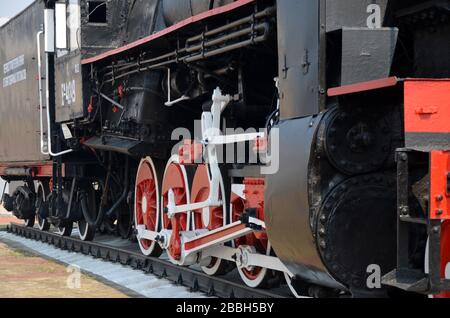 Una locomotiva a vapore di classe sovietica nella stazione ferroviaria di Vikhorevka, Russia, sulla linea Baikal-Amur-Magistral. Foto Stock