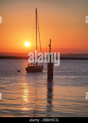 Queenborough, Kent, Regno Unito. 31st Mar, 2020. Meteo Regno Unito: Tramonto a Queenborough, Kent. Credito: James Bell/Alamy Live News Foto Stock