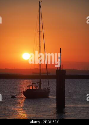 Queenborough, Kent, Regno Unito. 31st Mar, 2020. Meteo Regno Unito: Tramonto a Queenborough, Kent. Credito: James Bell/Alamy Live News Foto Stock