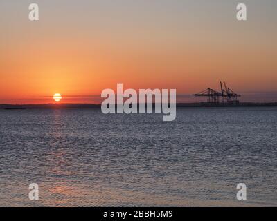 Queenborough, Kent, Regno Unito. 31st Mar, 2020. Meteo Regno Unito: Tramonto a Queenborough, Kent. Credito: James Bell/Alamy Live News Foto Stock