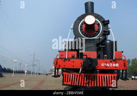 Una locomotiva a vapore di classe sovietica nella stazione ferroviaria di Vikhorevka, Russia, sulla linea Baikal-Amur-Magistral. Foto Stock