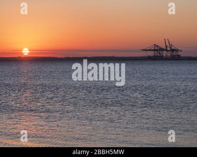 Queenborough, Kent, Regno Unito. 31st Mar, 2020. Meteo Regno Unito: Tramonto a Queenborough, Kent. Credito: James Bell/Alamy Live News Foto Stock