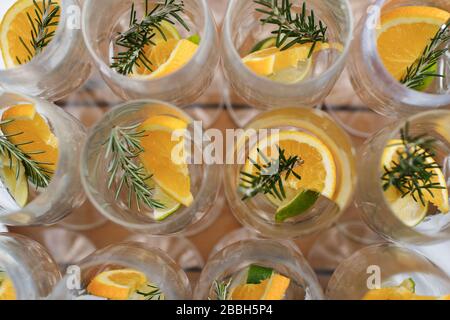 Estate agrumi bevande alcoliche fredde Aperol Spritz closeup, tempo di festa soleggiata Foto Stock