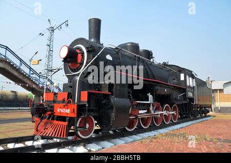 Una locomotiva a vapore di classe sovietica nella stazione ferroviaria di Vikhorevka, Russia, sulla linea Baikal-Amur-Magistral. Foto Stock