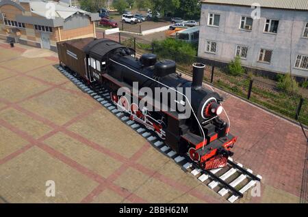 Una locomotiva a vapore di classe sovietica nella stazione ferroviaria di Vikhorevka, Russia, sulla linea Baikal-Amur-Magistral. Foto Stock