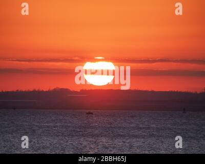 Queenborough, Kent, Regno Unito. 31st Mar, 2020. Meteo Regno Unito: Tramonto a Queenborough, Kent. Credito: James Bell/Alamy Live News Foto Stock