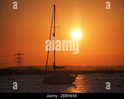 Queenborough, Kent, Regno Unito. 31st Mar, 2020. Meteo Regno Unito: Tramonto a Queenborough, Kent. Credito: James Bell/Alamy Live News Foto Stock