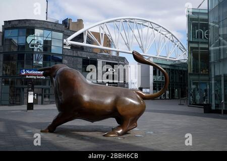 Il centro commerciale Bullring nel centro di Birmingham è praticamente deserto a causa dello scoppio del Coronavirus il 31st marzo 2020 a Birmingham, Inghilterra, Regno Unito. Seguendo i consigli del governo la maggior parte della gente sta rimanendo nel paese lasciando le strade tranquille, vuote ed inquietanti. Il coronavirus o Covid-19 è una nuova malattia respiratoria che non è stata vista in precedenza nell'uomo. Mentre gran parte o l’Europa è stata messa in blocco, il governo del Regno Unito ha annunciato norme più severe come parte della loro strategia a lungo termine, e in particolare il distanziamento sociale. Foto Stock