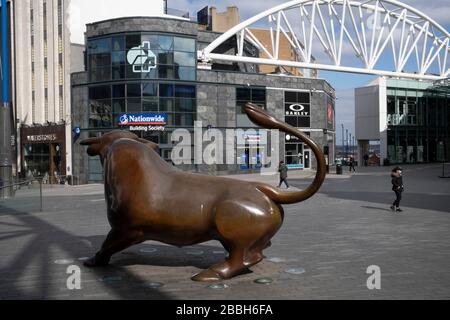 Il centro commerciale Bullring nel centro di Birmingham è praticamente deserto a causa dello scoppio del Coronavirus il 31st marzo 2020 a Birmingham, Inghilterra, Regno Unito. Seguendo i consigli del governo la maggior parte della gente sta rimanendo nel paese lasciando le strade tranquille, vuote ed inquietanti. Il coronavirus o Covid-19 è una nuova malattia respiratoria che non è stata vista in precedenza nell'uomo. Mentre gran parte o l’Europa è stata messa in blocco, il governo del Regno Unito ha annunciato norme più severe come parte della loro strategia a lungo termine, e in particolare il distanziamento sociale. Foto Stock