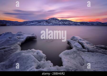 Tramonto colorato sul Lago Okanagan in inverno, Penticton, British Columbia, Canada. Foto Stock