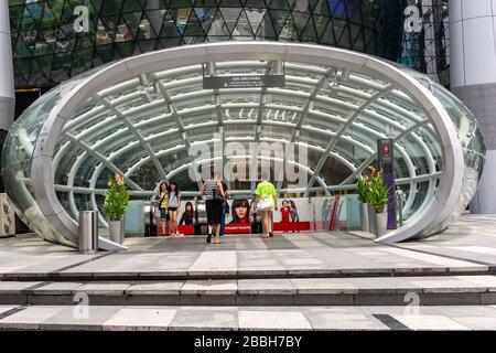 INGRESSO AL GIARDINO DI ION per la stazione MRT sottostante, Singapore Foto Stock