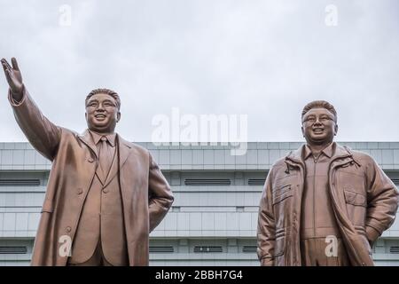 Statue di ex presidenti Kim Il Sung e Kim Jong Il, Mansudae Assembly Hall a Mansu Hill, Pyongyang, Corea del Nord Foto Stock