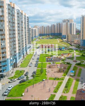 Cortile interno tra i moderni edifici appartamento nel quartiere residenziale di San Pietroburgo, parco giochi per bambini, parcheggio auto, vista da sopra, Russia Foto Stock