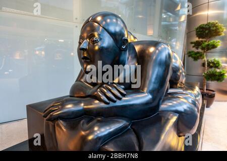 Scultura monumentale di una donna reclinata di Fernando Botero, esposizione al St Regis Hotel, Singapore Foto Stock