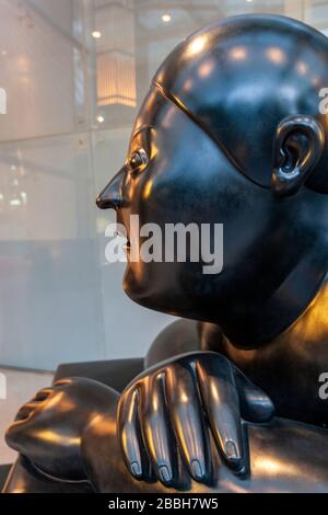 Scultura monumentale di una donna reclinata di Fernando Botero, esposizione al St Regis Hotel, Singapore Foto Stock