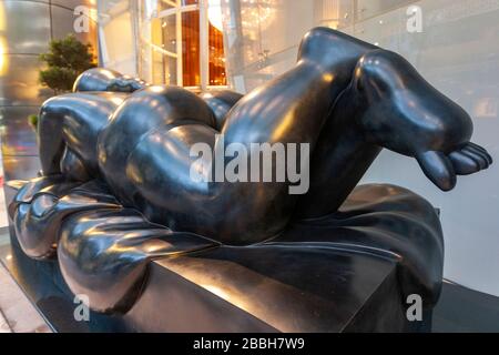 Scultura monumentale di una donna reclinata di Fernando Botero, esposizione al St Regis Hotel, Singapore Foto Stock