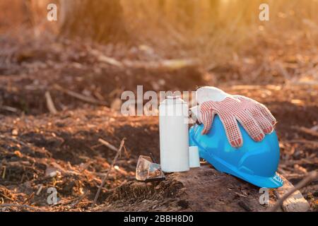 Attrezzatura per tecnici forestali per etichettatura di alberi, bomboletta aerosol per verniciatura a spruzzo e dispositivi di protezione Foto Stock