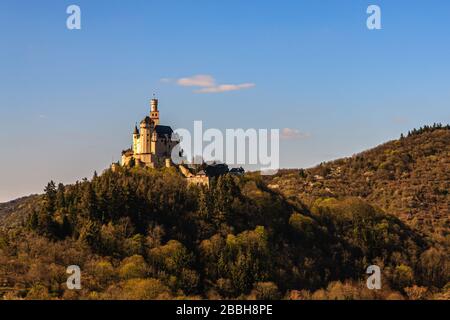 Castello di Marksburg al tramonto in primavera, braubach, reno, germania, patrimonio culturale mondiale Foto Stock