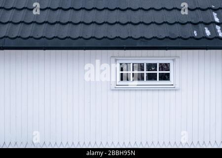Casa in legno bianco con finestra e tetto in piastrelle in scandinavo Foto Stock