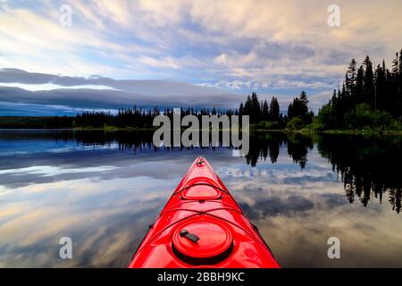 Kayak con kayak rosso sul lago Beaver all'alba, Lake Country, British Columbia, Canada. Foto Stock