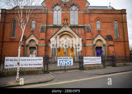 Falls Road, Belfast, Antrim, Regno Unito. 31st Mar, 2020.Covid19: Supporto per l'NHS via Banners a St Pauls Church e gratiti sul Walll del Royal Victoria Hospital a West Belfast Credit: Bonzo/Alamy Live News Foto Stock