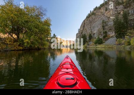 Kayak con un kayak rosso sul lago Vaseux al tramonto, Okanagan Valley of British Columbia, Canada Foto Stock