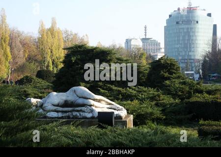 La scultura della ninfa addormentata nel Parco Herastrau di Bucarest, Romania Foto Stock