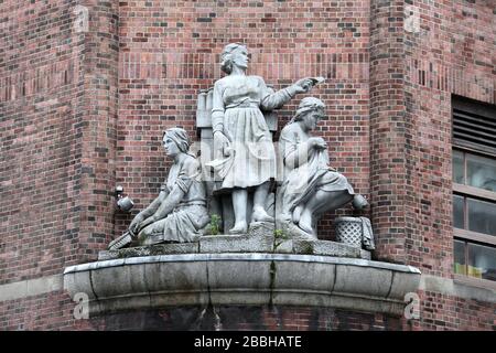 La scultura delle tre grazie di Gabriel Hayes a Cathal Brugha Street a Dublino Foto Stock