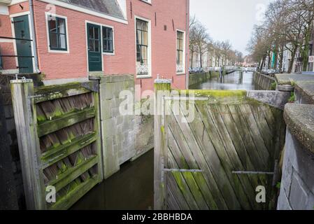 Vecchia troia di legno nella città di Gouda, Paesi Bassi. Fuoco sul primo piano. Foto Stock