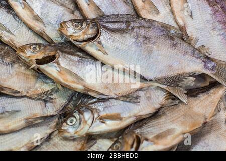 Fondo di pesce essiccato. Salato secco fiume pesce vista dall'alto con copia spazio Foto Stock