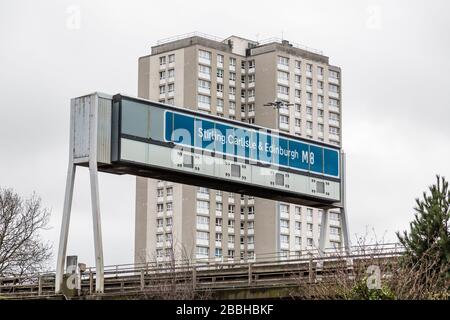 Gantry sospeso sull'autostrada M8 con gli appartamenti alti Dundasvale sullo sfondo, Cowcaddens, Scozia, Regno Unito Foto Stock